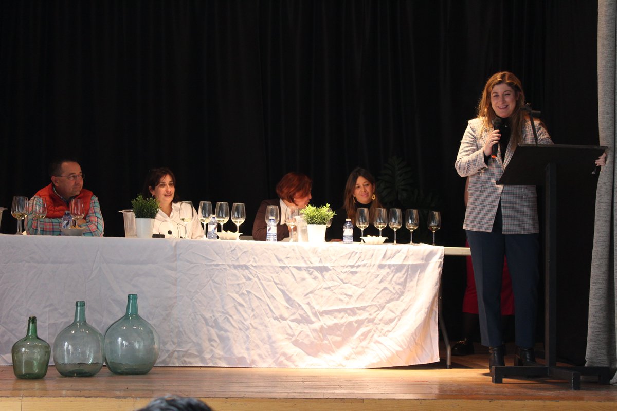 TierrasdeMedina's tweet photo. 📢👉 Excelente la presentación de la #Añada2022 de los #Vinos #Verdejos de #Pozaldez 🍷🍇

Gracias @Irenecv, @TPozaldez, @davidpereirarod, @Dip_Va, @turvalladolid, @alimentosVALL, @raquelalonsoher, @jcyl, #Bodegas y #Viticultores de Pozaldez

En #TierrasdeMedina tenemos de todo https://t.co/xGYkT2wqj3