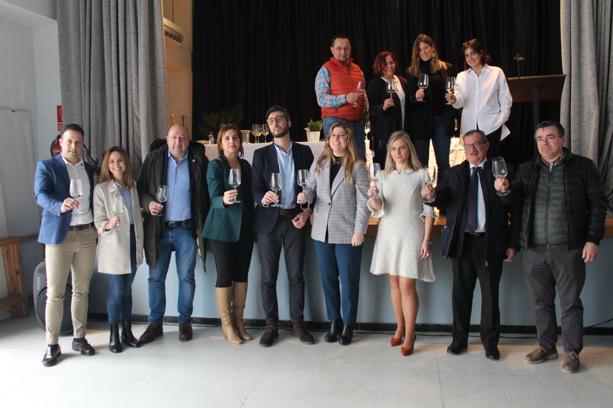 TierrasdeMedina's tweet photo. 📢👉 Excelente la presentación de la #Añada2022 de los #Vinos #Verdejos de #Pozaldez 🍷🍇

Gracias @Irenecv, @TPozaldez, @davidpereirarod, @Dip_Va, @turvalladolid, @alimentosVALL, @raquelalonsoher, @jcyl, #Bodegas y #Viticultores de Pozaldez

En #TierrasdeMedina tenemos de todo https://t.co/xGYkT2wqj3