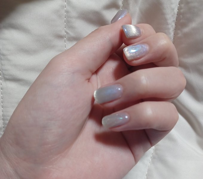 私の爪は今は水色系のきらきら! 