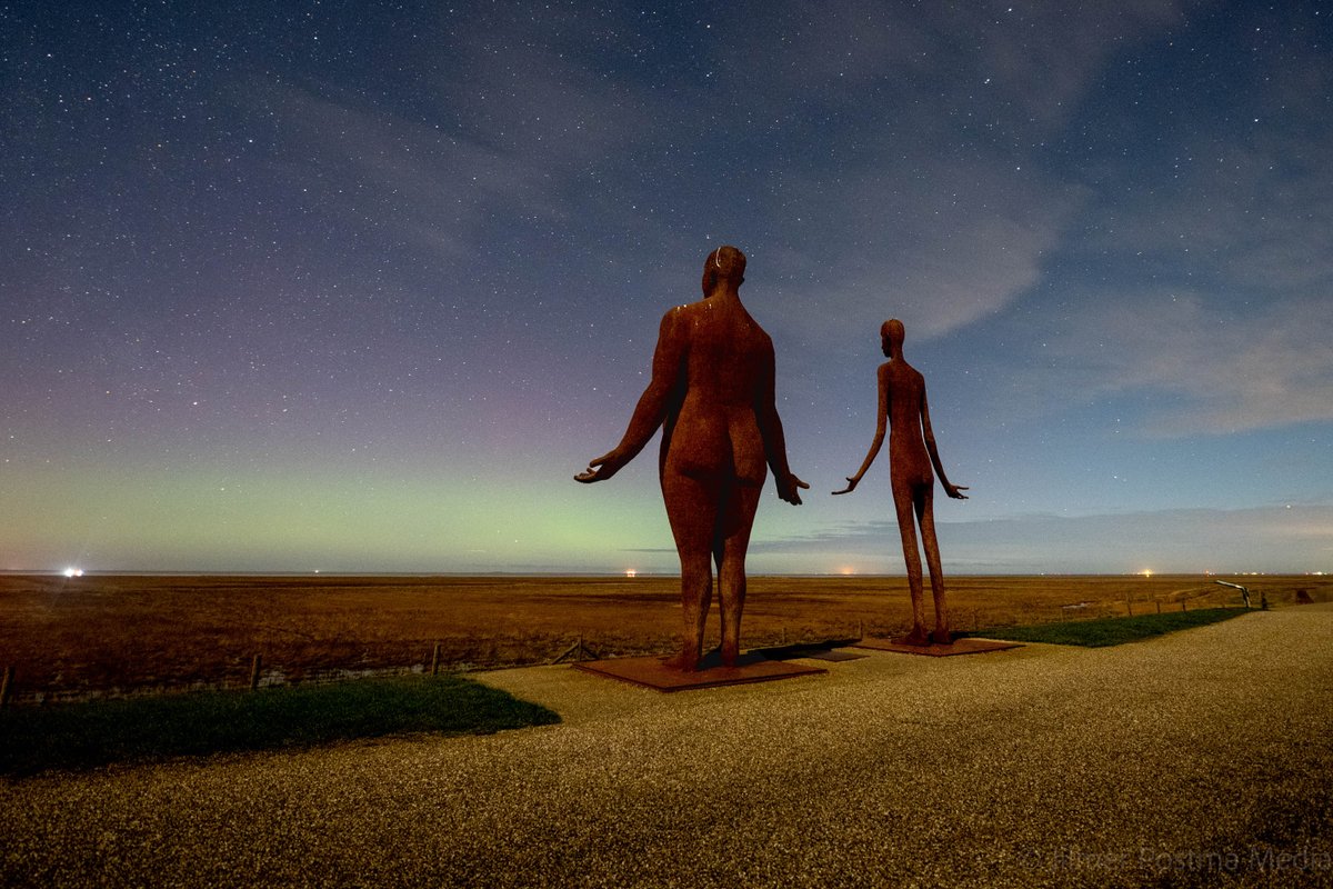 Het fotografische Noorderlicht gisteravond bij de beelden Wachten op hoog water van Jan Ketelaar bij de waddenkust.