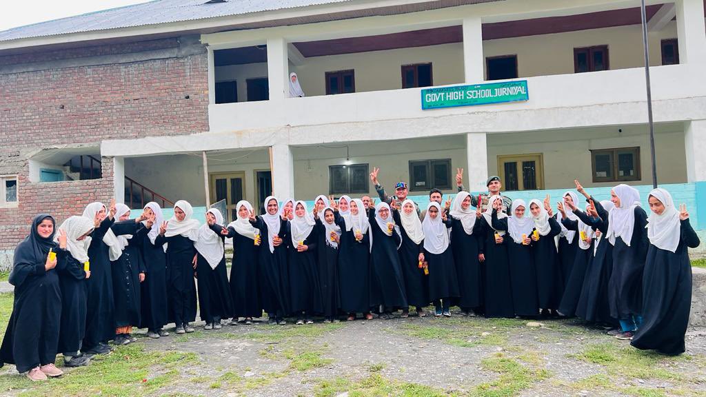 TaimurFaizer's tweet photo. #BreakingTheBais
#KashmiriStrongWomen https://t.co/WafzJAhEuy