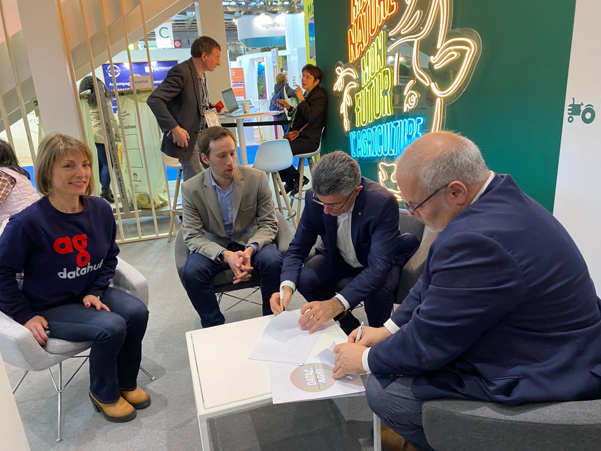 agdatahub_FR's tweet photo. @agdatahub_FR est heureuse d'avoir accompagné @Bayer_FR dans le processus de labellisation #DataAgri de #Fieldview

RDV à 11h pour la présentation de notre offre d'accompagnement à la labellisation DataAgri
Hall 4 stand #Agdatahub F069

@FNSEA @Yvespicquet
#sia2023 #codeofconduct https://t.co/1B1KwbWB9O