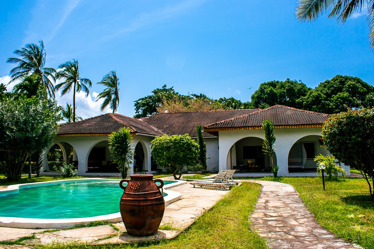 tegigocom's tweet photo. Escape to our 4-Bedroom Villa in Malindi for just KSh 22,000/night! With room for 8 guests, enjoy security, air conditioning, swimming pool, Wi-Fi, TV cable, and free parking. 

Book now at https://t.co/diISXAGIy1

#vacation #rental #explore #travel #MainaAndKingangi #malindi https://t.co/vURLEEz0eV