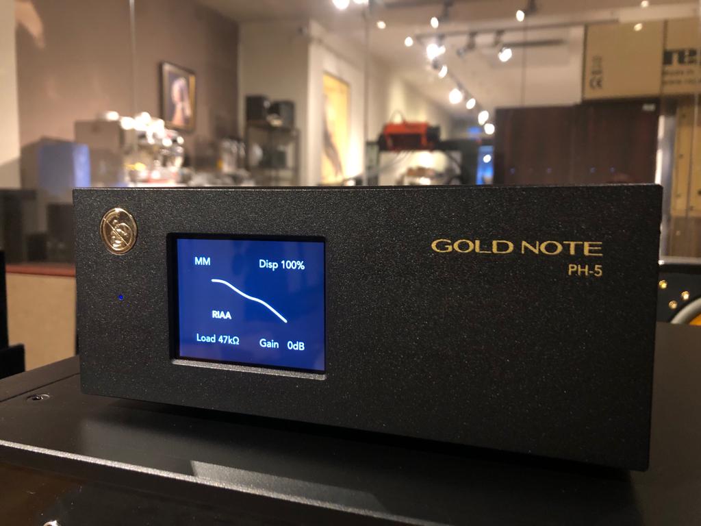 📢The #Goldnote PH-5 finally arrived at AudiohuisDelft🤩

A Beautiful #Touchscreen #PhonoStage. Same #Highend quality for an affordable price.

#hifi #highendaudio #Listen #amplifire #hifiaudio #highfidelity