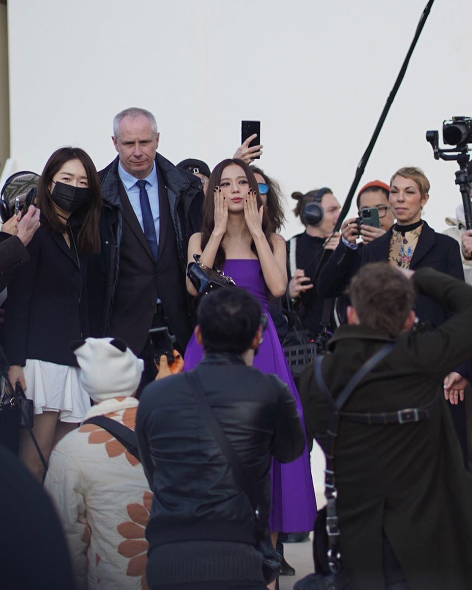 PopBase's tweet photo. BLACKPINK's Jisoo arriving at the DIOR AW23 Show in Paris. https://t.co/UNYSEb1JcG