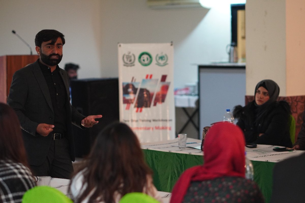 KhosoSaifullah's tweet photo. Conducted two days workshop on #DocumentaryMaking for @MoIB_Official at #Quetta.
There is a lot of opportunity for professional digital content creators in #Balochistan.

I ended with "I hope together we, the organisers, trainers and trainees can do justice with our tax money." https://t.co/N08IV1lByJ