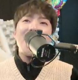 KeepSmileYoonie's tweet photo. 작업실에 셋팅된 상태로만 보았던  마이크 ..이년여만에  멋진 라이브로 들려줘서 고맙고 감사합니다 🙏노래하는 강승윤 최고  😱👍👍👍👍💙💙💙💙  #위너 #강승윤 #승윤 #winner #seungyoon #yoon #인증요정 https://t.co/hWeEdBeyg2