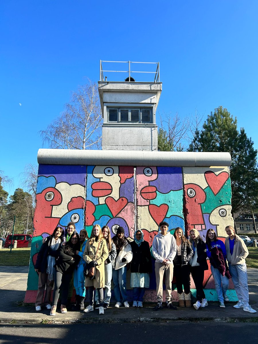 BISRHumanities's tweet photo. Berlin Wall and a watchtower. #BISRHistory https://t.co/0i6ugueVwH