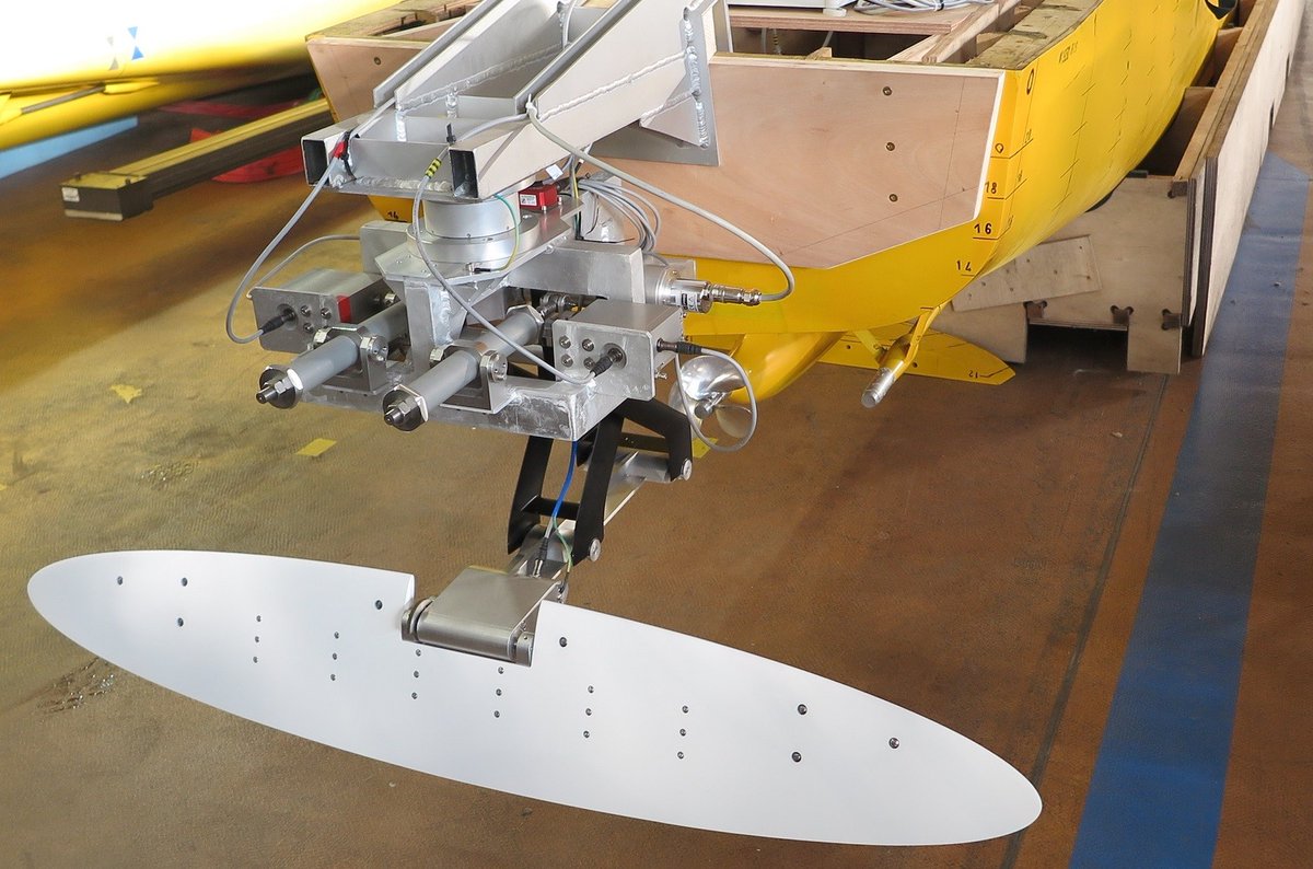 DGA's tweet photo. ↪️ L'hydrofoil conçut par BlueFins accompagné de @Ifremer_fr, est un système présenté à la #SeaTechWeek de Brest en 2022 qui s'inspire des mouvements de la nageoire caudale des mammifères marins pour faire avancer le navire du futur avec la force de la houle.
@ENSTABretagne https://t.co/zYRdLztBt9