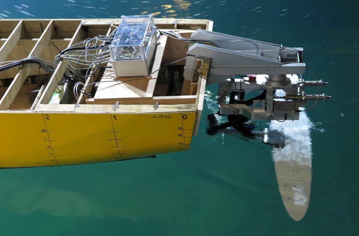 DGA's tweet photo. ↪️ L'hydrofoil conçut par BlueFins accompagné de @Ifremer_fr, est un système présenté à la #SeaTechWeek de Brest en 2022 qui s'inspire des mouvements de la nageoire caudale des mammifères marins pour faire avancer le navire du futur avec la force de la houle.
@ENSTABretagne https://t.co/zYRdLztBt9