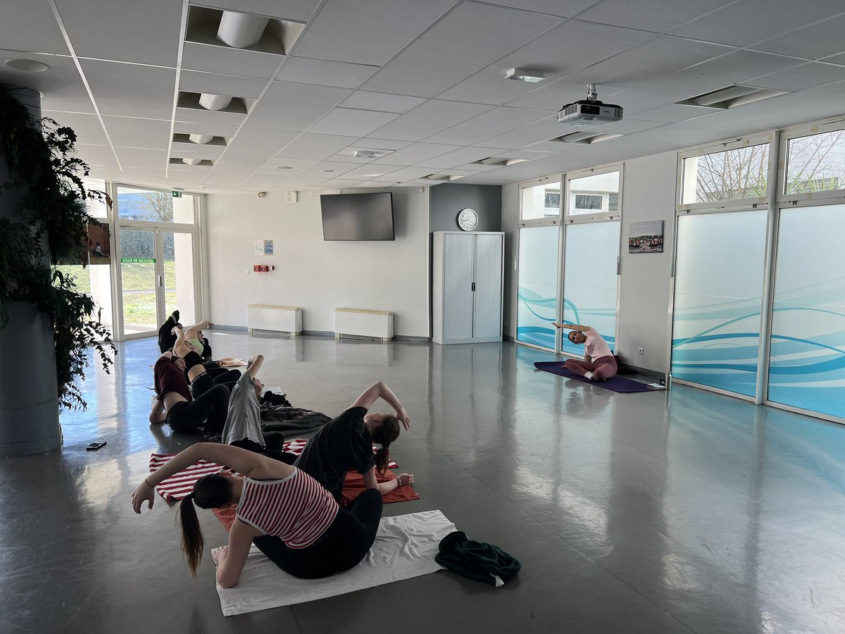 ExceliaGroup's tweet photo. [#XLCare❤️] Nos étudiants ont pu bénéficier d’une séance d’initiation au  #yoga sur notre campus de Coureilles ! 🧘🏻

Un #atelier proposé par Amélie Jeanneau, #professeure de yoga, dans le cadre de notre semaine XL Care 🙏🏻 https://t.co/yW6hIBUxlt