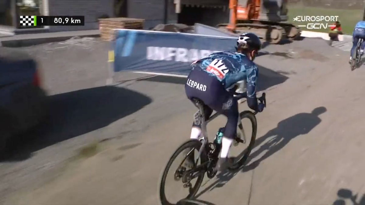 DucalSports's tweet photo. #GPSamyn
Problème mécanique pour Kristensen🇩🇰 (@LeopardTOGT) alors qu'il se trouvait dans l'échappée. https://t.co/qtkeRBeCCl