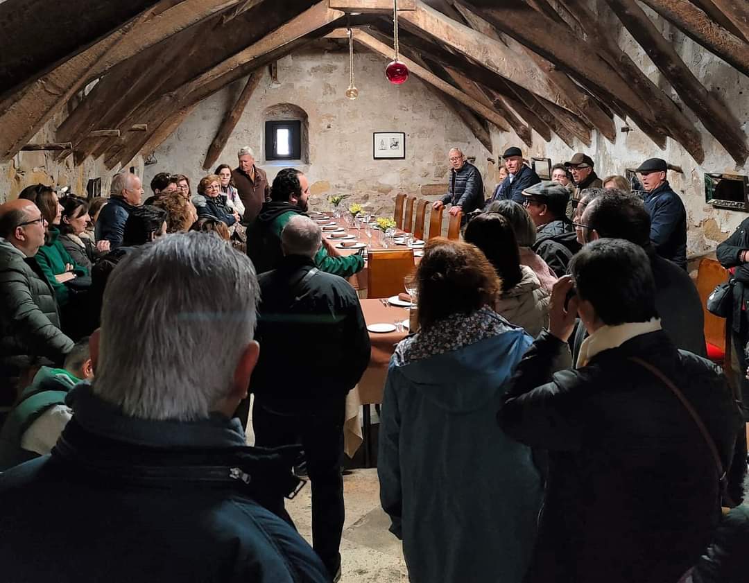 AytoMengibar's tweet photo. #PUENTE+#DIADEANDALUCIA=#MENGIBAR 💚 Este #28Feb2023 hemos tenidos dos visitas muy especiales. ➡️ Por un lado, el Instituto Universitario de Investigación en Arqueología Ibérica de la mano de Carolina Castuera Bravo. Y, por el otro, un grupo procedente de #Cadiz #Gracias 😉 https://t.co/frkqYWxABT