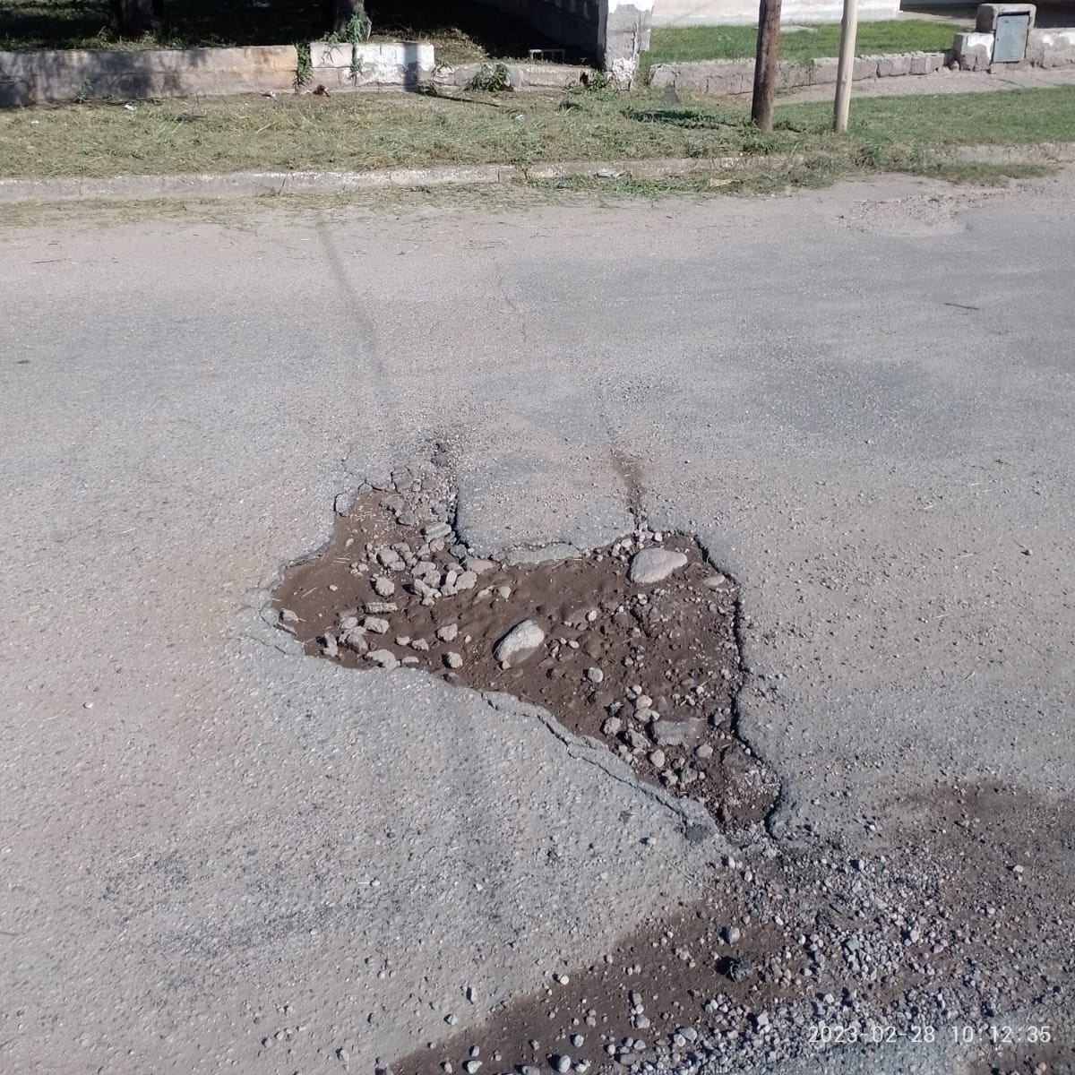 Munilarioja's tweet photo. #PlandeCalles
Estamos trabajando en el barrio los Naranjos, donde desde temprano realizamos tareas de limpieza, compactación de calles y bacheo con asfalto en frío en calles y avenidas principales.
#LaMunihace https://t.co/s502t8z8VF