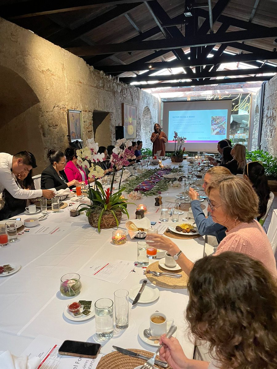 Comité #MujeresExportadorasGt <a href="/AGEXPORTGT/">AGEXPORT</a> se reúnen en el marco de la feria de productos hechos a mano #NWC2023 para conocer el impacto de este sector en la economía y familias artesanas.