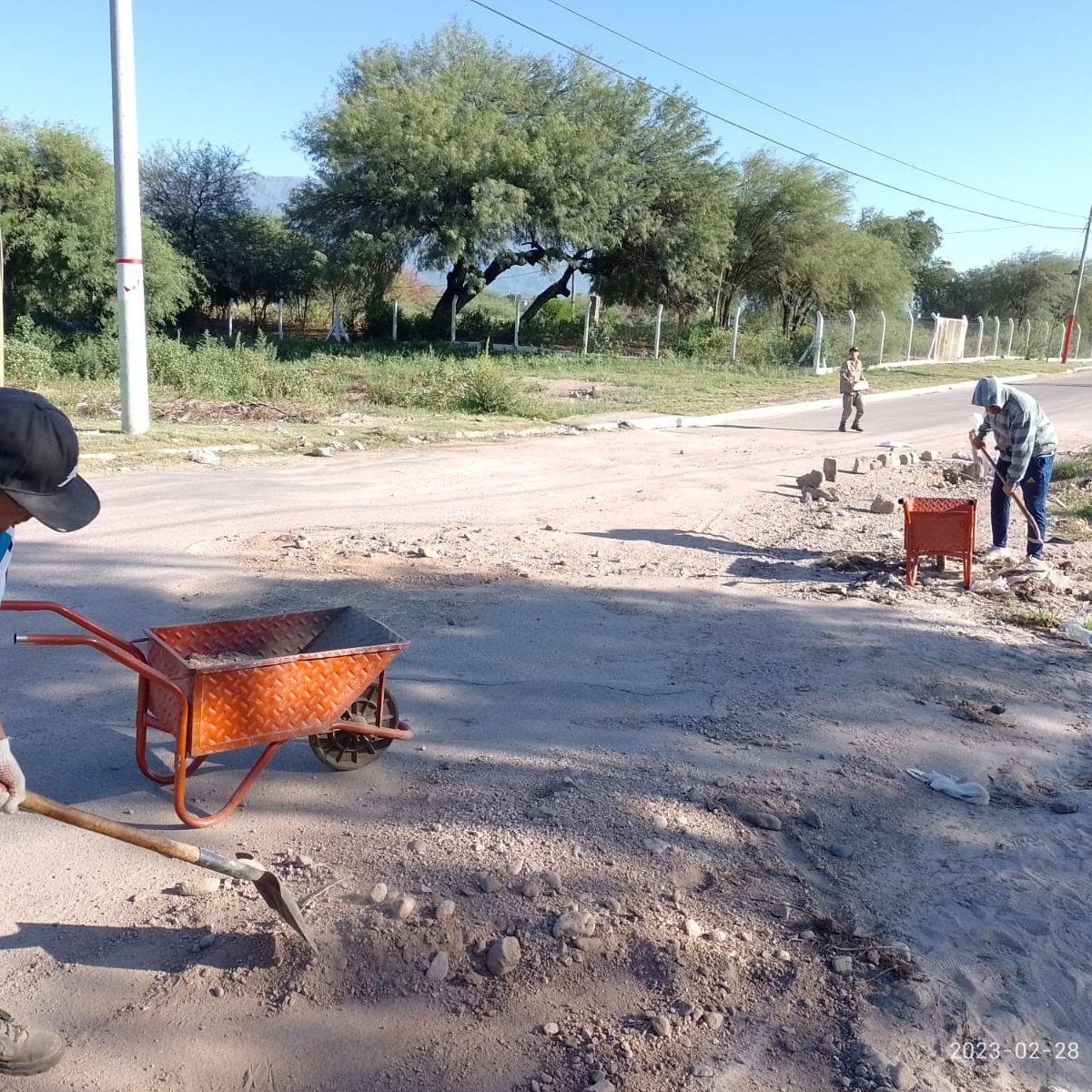 Munilarioja's tweet photo. #PlandeCalles
Estamos trabajando en el barrio los Naranjos, donde desde temprano realizamos tareas de limpieza, compactación de calles y bacheo con asfalto en frío en calles y avenidas principales.
#LaMunihace https://t.co/s502t8z8VF