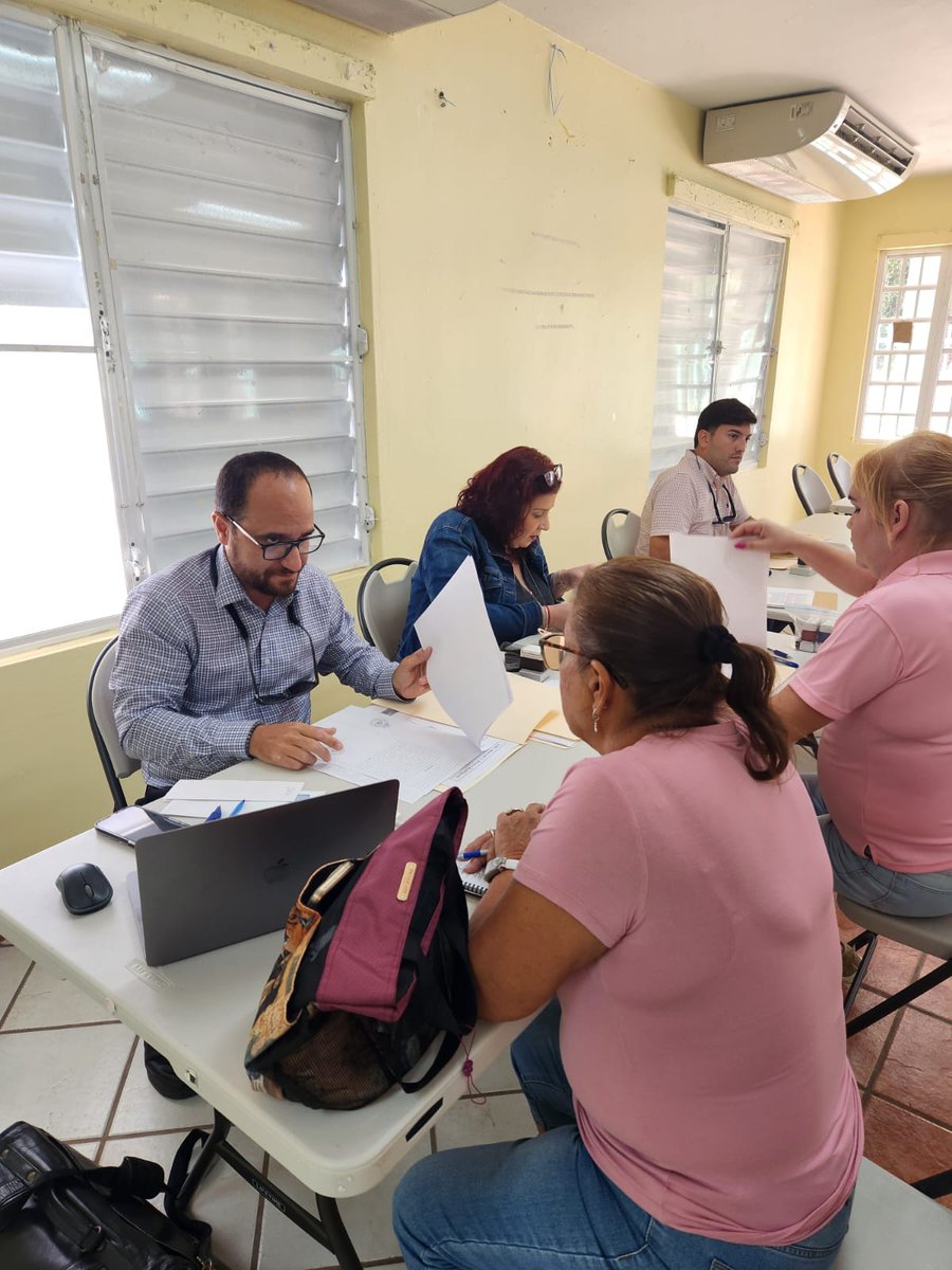 ffaj_pr's tweet photo. Reconocemos el gran trabajo del equipo legal de Servicios Legales Comunitarios que otorgaron 14 documentos notariales para la protección de la vivienda de familias en la comunidad El Fuig en Guánica. https://t.co/CB1oPmACQp