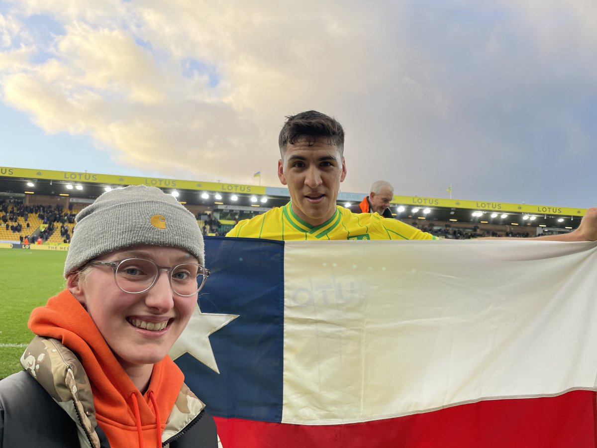 NorwichCityES's tweet photo. Una de las cosas más bonitas de ver cómo crece nuestra comunidad en español del #NCFC 💛💚 es enterarnos de las historias alrededor de Carrow Road 🏟️ y nuestros jugadores. 

Un like y les cuento cómo se gestó esta imagen de @romontheroof y Marcelino Núñez 🇨🇱 https://t.co/FZ6vGT0mQN