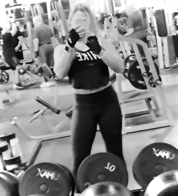 Wanna Lift?  💪🏋️&zwj;♀️🏃🏼&zwj;♀️ #MilfMuscles https://t.co/CZA3gYTIfA<a href="/tag/milfmuscles"class="tags">#MilfMuscles</a>
