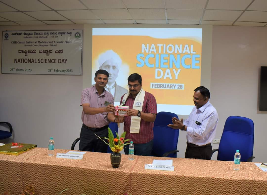 #NationalScienceDay2023 was celebrated at <a href="/CSIRCIMAP/">CSIR-CIMAP</a> RC Bengaluru with an insightful talk on “Why plants don’t get diabetes?" by Dr. <a href="/shivaprasad_pv/">Shiva prasad</a>, Assoc Prof &amp; Assoc Dean of Faculty, <a href="/NCBS_Bangalore/">National Centre for Biological Sciences</a>.

<a href="/PrabodhTrivedi/">Prabodh Trivedi</a> <a href="/DirectorCimap/">Director, CSIR-CIMAP</a> <a href="/dgcsirIndia/">DG, CSIR</a> <a href="/DrNKalaiselvi/">N Kalaiselvi</a>