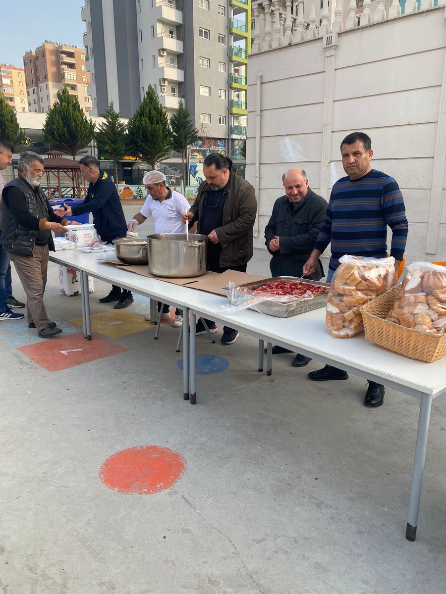 kekilli_h's tweet photo. Adana Doğa Koleji Kampüsümüzde kalan misafirlerimize ve okul çevresindeki komşularımıza Okul Aile birliği Başkanımız Sayın Cumali Kutlu Bey'in yardımları ile Dörtler Kitap Kırtasiye Kültür Merkezi Değerli Velimiz Sayın Remzi Karataş Bey tarafından akşam yemeği ikramı yapıldı. https://t.co/R5W3S44D1v
