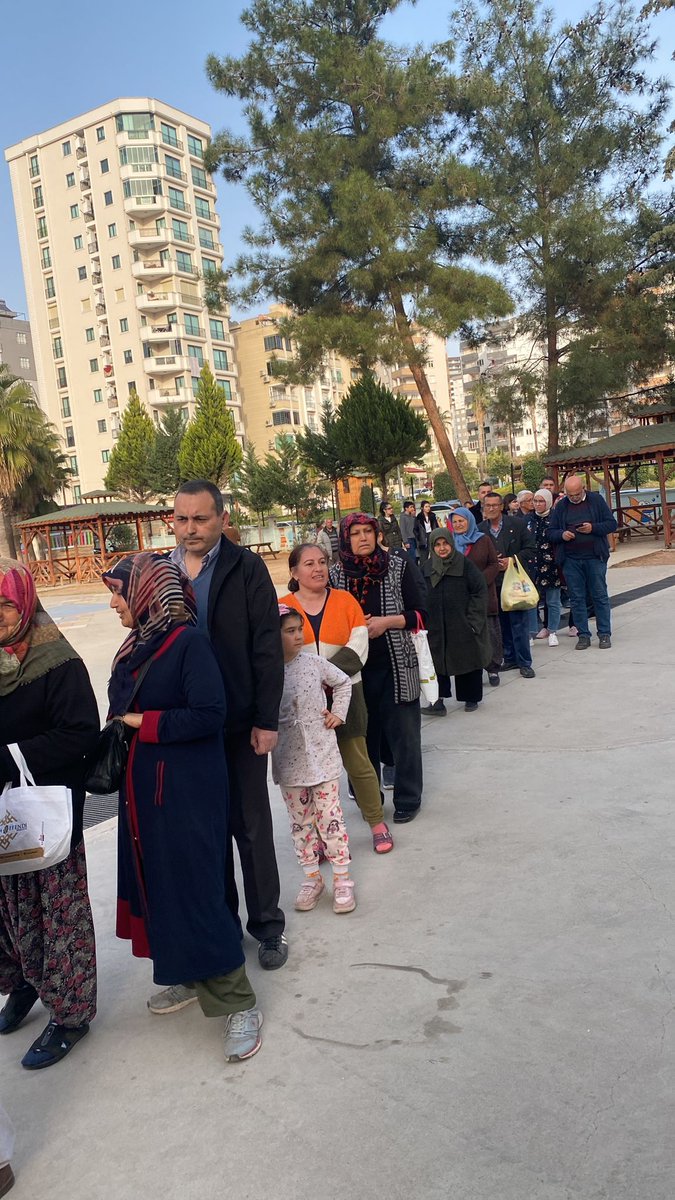 kekilli_h's tweet photo. Adana Doğa Koleji Kampüsümüzde kalan misafirlerimize ve okul çevresindeki komşularımıza Okul Aile birliği Başkanımız Sayın Cumali Kutlu Bey'in yardımları ile Dörtler Kitap Kırtasiye Kültür Merkezi Değerli Velimiz Sayın Remzi Karataş Bey tarafından akşam yemeği ikramı yapıldı. https://t.co/R5W3S44D1v