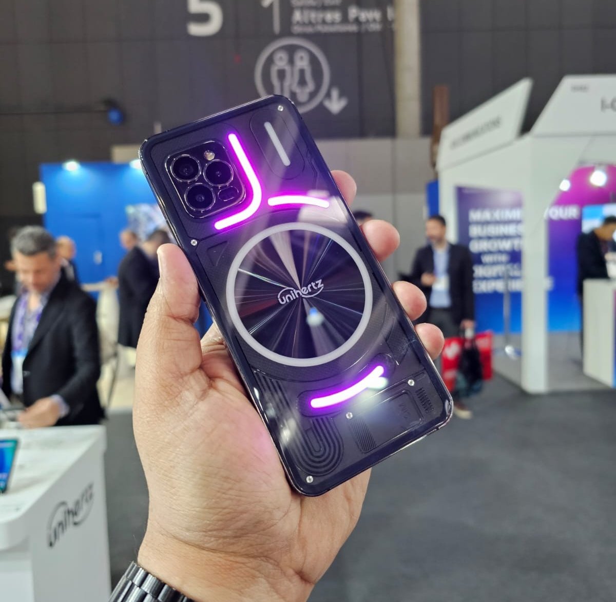 trakinenglish's tweet photo. No it's not Nothing Phone (2) it's Unihertz Luna a new launch at MWC with glyph lights on the back!

What's your thoughts on the same?

#unihertzluna #MWCwithTTE https://t.co/e3w93qcZbj