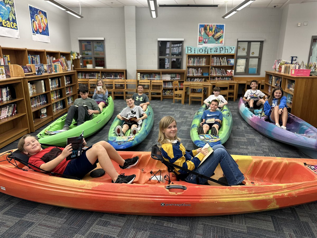 We are reading in boats @WhitesidesElem1 for @RAAWeek @VOCALCCSD
