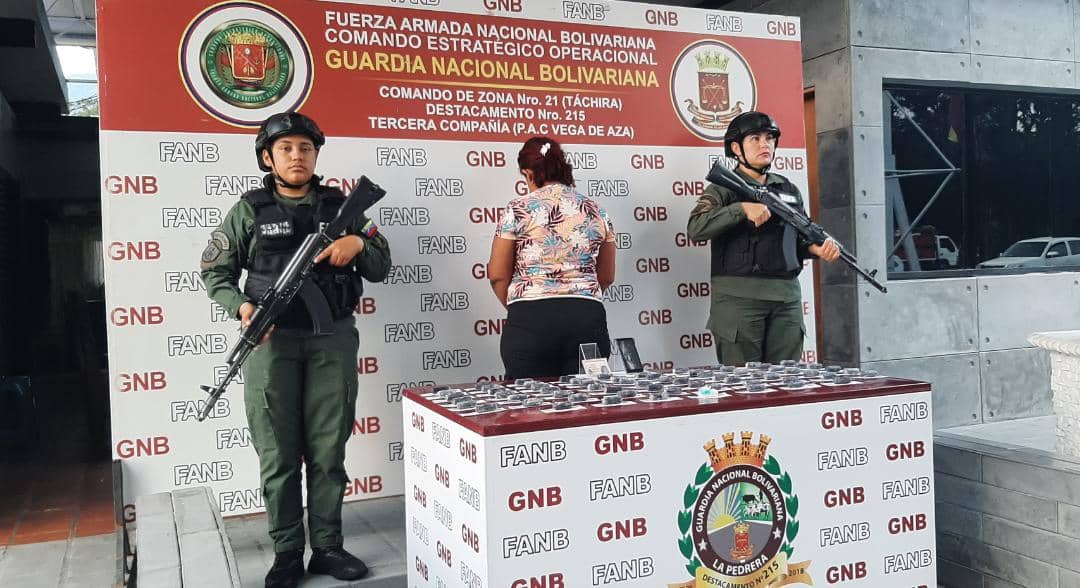 GNB_tachira's tweet photo. En acción CONTUNDENTE de los  Centinelas #GNB del PAC Vega de Aza y la URIA-Táchira, lograron INCAUTAR 67 dediles de cocaína (1,185 kgs.) a una cddna. Que los transportaba de manera intraorgánica Caso A/O del M.P #FANB #28Feb
#LasSancionesDestruyen
.@GnbGaranteDePaz https://t.co/3j6wLKddGy