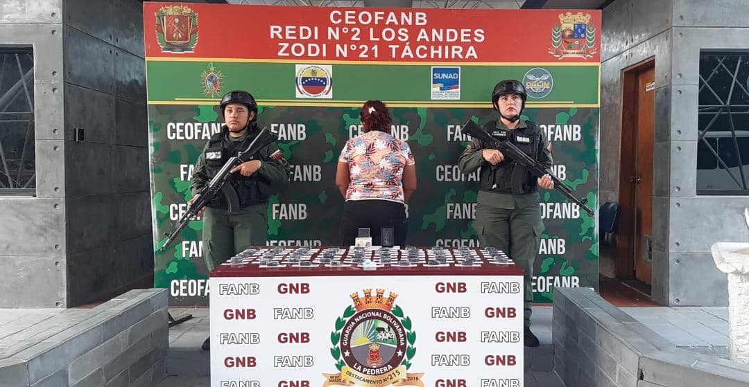 GNB_tachira's tweet photo. En acción CONTUNDENTE de los  Centinelas #GNB del PAC Vega de Aza y la URIA-Táchira, lograron INCAUTAR 67 dediles de cocaína (1,185 kgs.) a una cddna. Que los transportaba de manera intraorgánica Caso A/O del M.P #FANB #28Feb
#LasSancionesDestruyen
.@GnbGaranteDePaz https://t.co/3j6wLKddGy