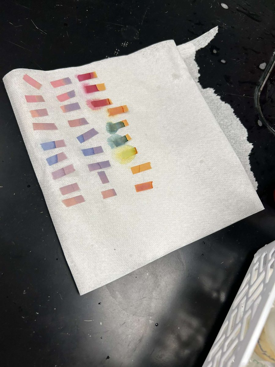 aeriannaking25's tweet photo. Another lab day!!! #APChemIsTooDifficult https://t.co/O8VZAHEAMC