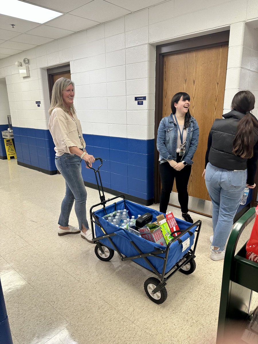 Get on our bus! <a href="/steckeagles/">Steck Elementary</a> bringing the energy and good vibes while delivering treats this morning! #eaglepride 
🚌🤩💙