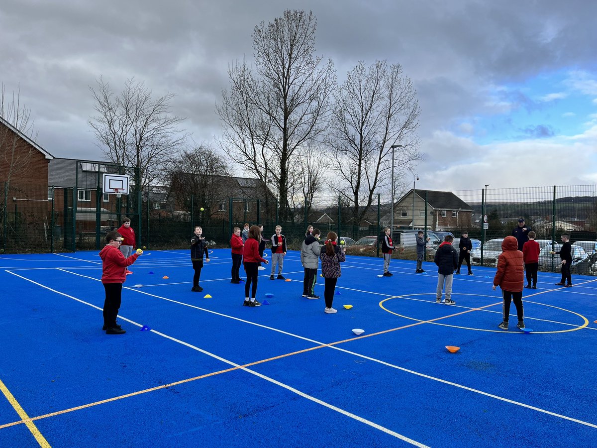 Hirwaunprimary's tweet photo. Year 5 & Year 6 thoroughly engaged and enthused in their 1st cricket session with @TFCricketWales! 🏏 @CricketWales @Chance2Shine #bighands #readyposition #wearewelshcricket https://t.co/YEpQdnZJ4Z