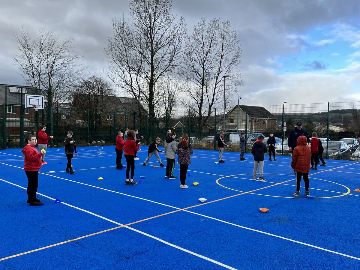 Hirwaunprimary's tweet photo. Year 5 & Year 6 thoroughly engaged and enthused in their 1st cricket session with @TFCricketWales! 🏏 @CricketWales @Chance2Shine #bighands #readyposition #wearewelshcricket https://t.co/YEpQdnZJ4Z