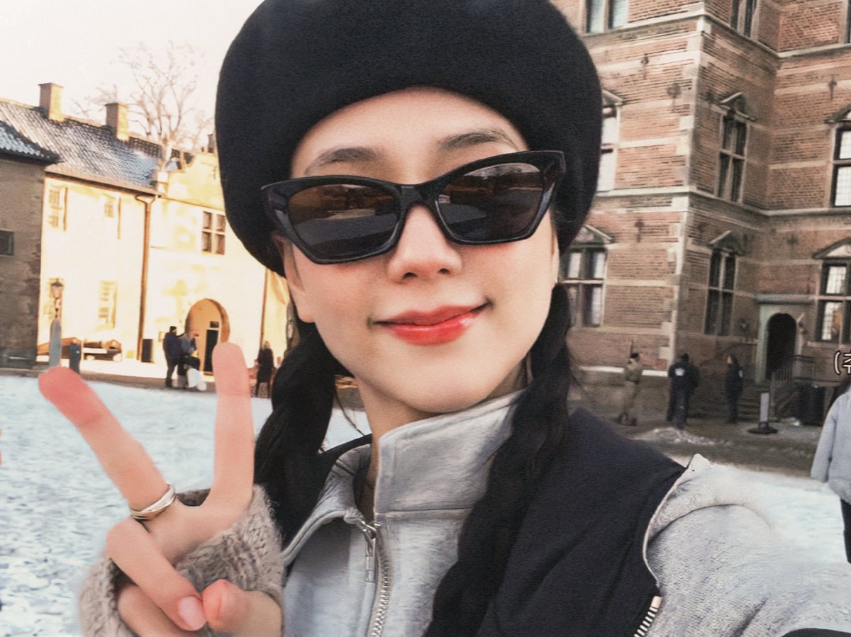 Jisoocoffee_01's tweet photo. JISOO THE FACE OF DIOR #JISOOxDiorAW23   🤐🥵🥵 https://t.co/U6QggwZZnZ