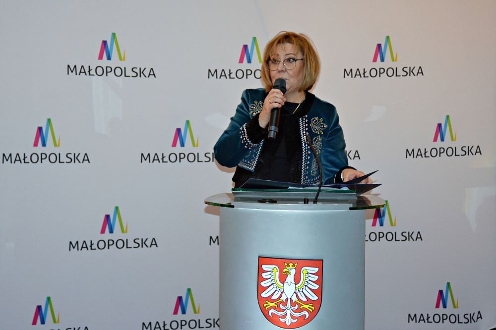 malopolskaPL's tweet photo. Już po raz dwudziesty mieszkańcy Ziemi Sądeckiej wybrali najpopularniejszego sportowca minionego roku - zwyciężył Hubert Zaręba. Gratulacje, w imieniu Marszałka Województwa Małopolskiego Witolda Kozłowskiego, złożyła radna woj. Marta Mordarska. Szczegóły: https://t.co/IH02rD7dwE https://t.co/vKfWrOxba0