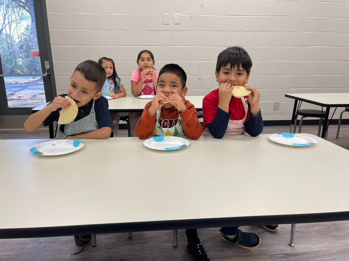 Kindergarten @Myerselementary was rocking a "How To Make a Quesadilla" lesson. Mrs. Munoz and Mrs. Johansen provided amazing scaffolding for their students. Our EL students benefited from great vocabulary and visuals! Plus a yummy treat at the end.