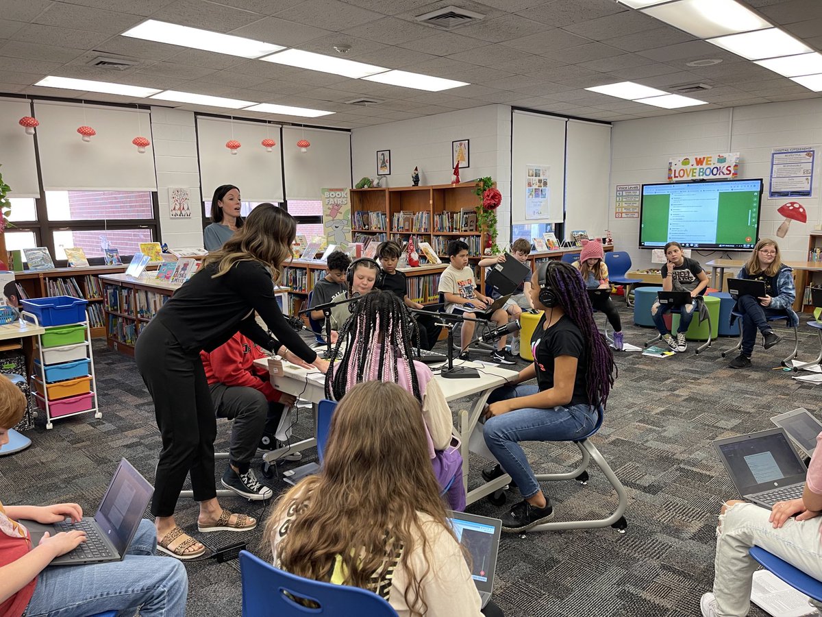 panorfle's tweet photo. ⁦@Taritzel11⁩ ⁦@CentervilleVB⁩ ⁦@vblms⁩ ⁦@vbschools⁩ Podcasting, Padlet, Socratic Seminar, FUN #collaborative groups #vbits https://t.co/pLLwVhICPF