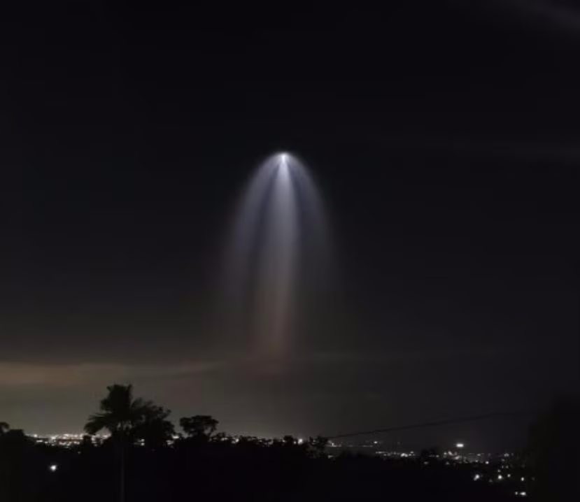 IslandPuerto's tweet photo. ¿Lo vieron anoche? El cohete Falcon 9 de SpaceX que despegó el lunes desde Cabo Cañaveral en Florida. 
.
#ChallengeIslandPuertoRico #Falcon9 #SpaceX https://t.co/ixfhB2vKiQ