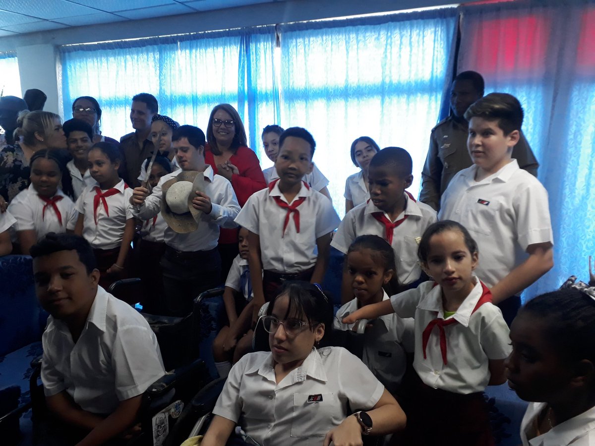 Hoy comenzamos el día con los niños de la Escuela "Solidaridad con Panamá" Cantaron, recitaron  y nos hicieron la mañana y la vida feliz. Son la esperanza misma. #Cuba 🇨🇺 
#MejorEsPosible
