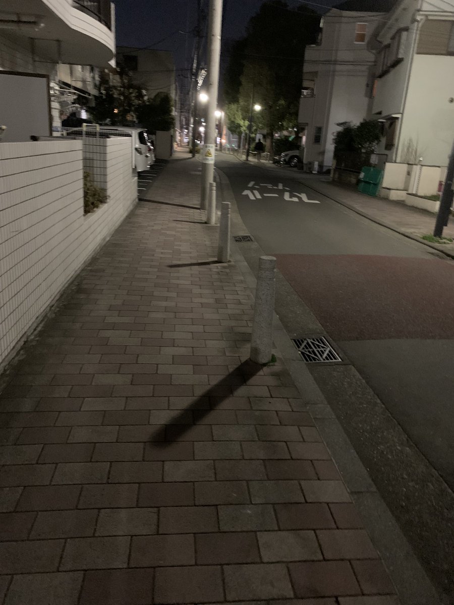 ROCK703058's tweet photo. こうやって等間隔に置かれてる電球見るのすごく好き https://t.co/TRpY7jPQp2