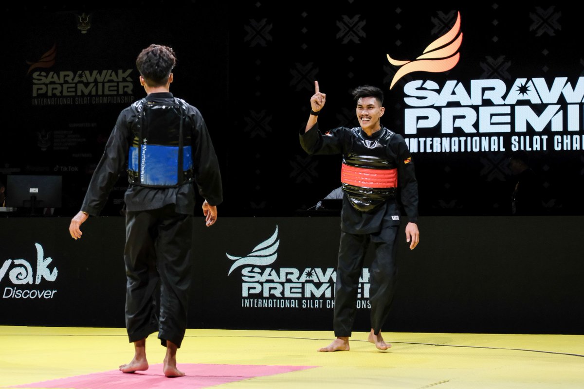 FlashSukan's tweet image. Masih malu-malu buka langkah tu. kita tengok esok pulak !

 #Silat #SilatPremierAntarabangsaSarawak

flashsukan.com.my/para-pesilat-b…