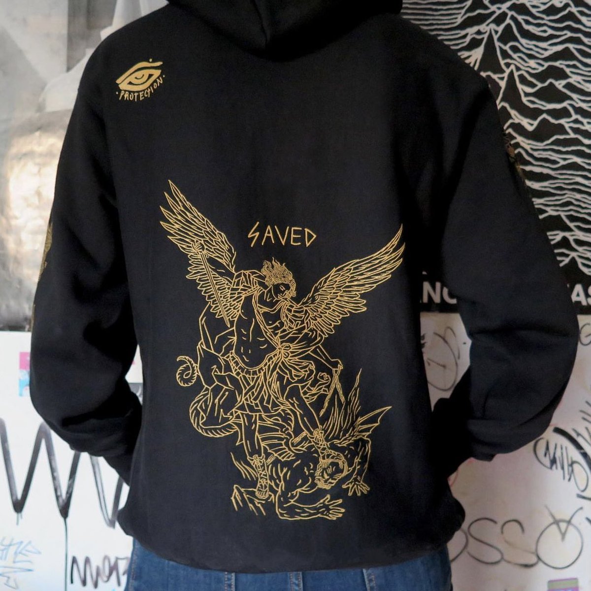 akilla1x's tweet photo. AART STOWより発売になった、自分とアーシア・アルジェントがデザインしたSAVEDパーカーは残りL若干枚数となりました。
“SAVED” hoodie, art by me and Asia Argento. https://t.co/LJGTn4vi8G