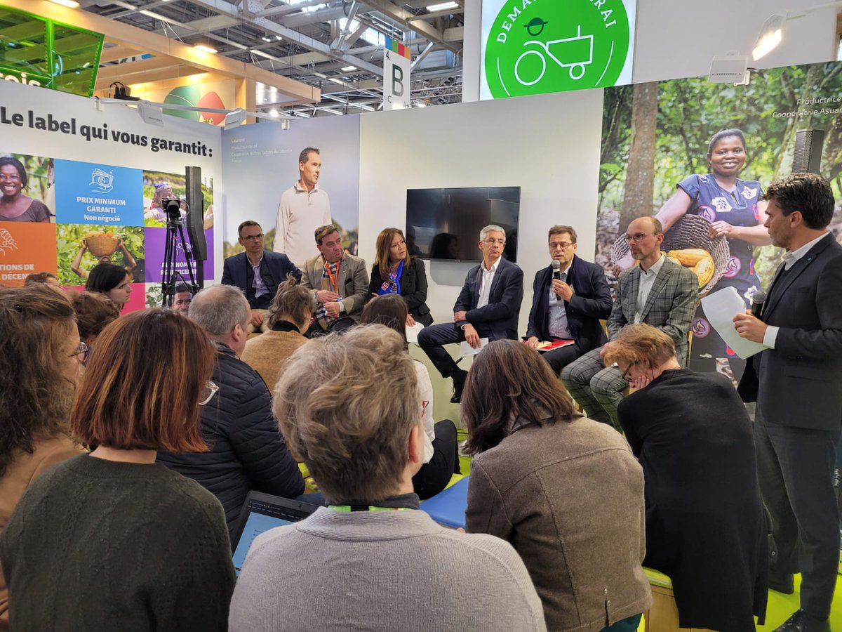 MLPouxviel's tweet photo. Le @Cirad annonce la création d'une plate-forme, l'initiative française pour une #banane durable" pour le marché français de la banane. #SIA2023 #IFBD @MaxHavelaarFr https://t.co/IR6ZvWXjI9