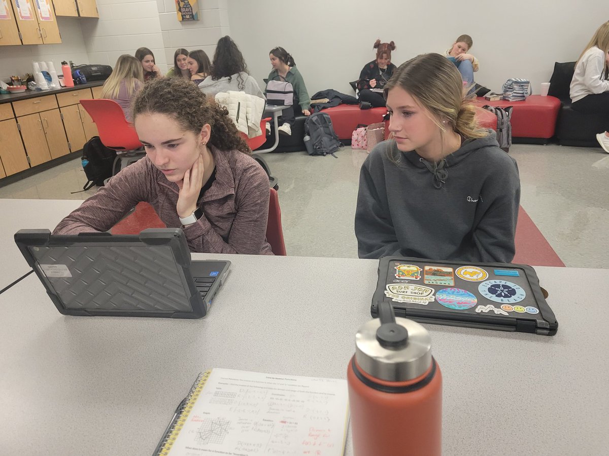 MilfordWriting's tweet photo. Helping ninth graders with their argumentative essays today.  #MilfordWrites https://t.co/3SSjYb1DUh