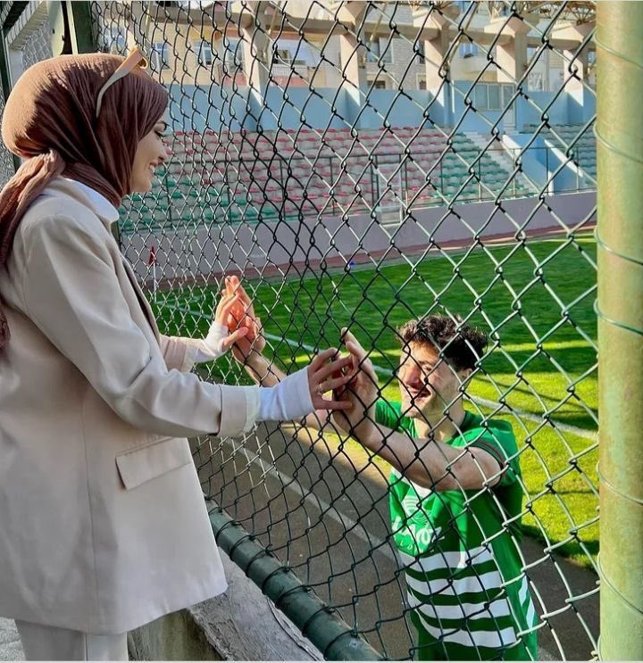 Keşke manitayla şöyle bir fotom olsaydı da "Vurdum gol oldu, buldum son oldu" yazıp paylaşsaydı...