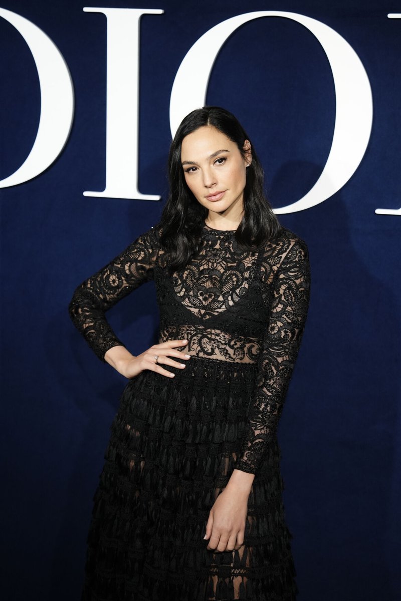 Gal Gadot Brasil · Fansite on Twitter "Gal Gadot posando para fotos ao