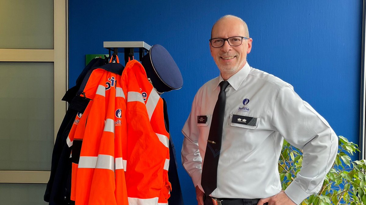 pzregiotielt's tweet image. Vandaag was de laatste werkdag van hoofdinspecteur Peter Derous.
Hij heeft zijn kepie aan de haak gehangen 😀.
Geniet van je pensioen!
Geef je Peter ook een ♥️'tje?