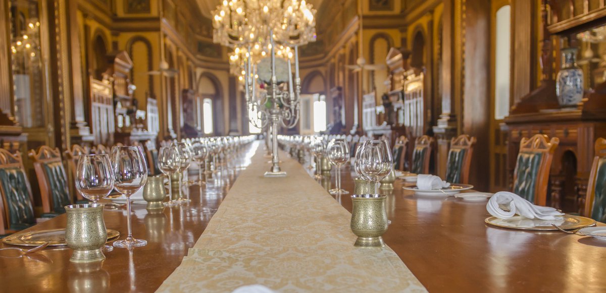 Do you know that #TajFalaknumaPalace in #Hyderabad has the world's largest dining hall in which 101 people can sit and eat together? The chairs here are made of carved rosewood with green leather upholstery. This is the most special thing in the 139-year-old Taj Falaknuma Palace.