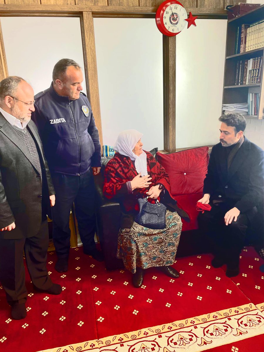 TC_SARAYKENT's tweet photo. “Hikmet Teyze, Umreye gitmek için biriktirdiği altınlarını ve ziynet eşyalarını Hatay’da kurduğumuz aşevine destek amacıyla Saraykent Sosyal Yardımlaşma ve Dayanışma Vakfımıza emanet etti. Yozgatlıların ne kadar cömert olduğunu bir kez daha görmemizi sağladı. https://t.co/jC83QcpSLg